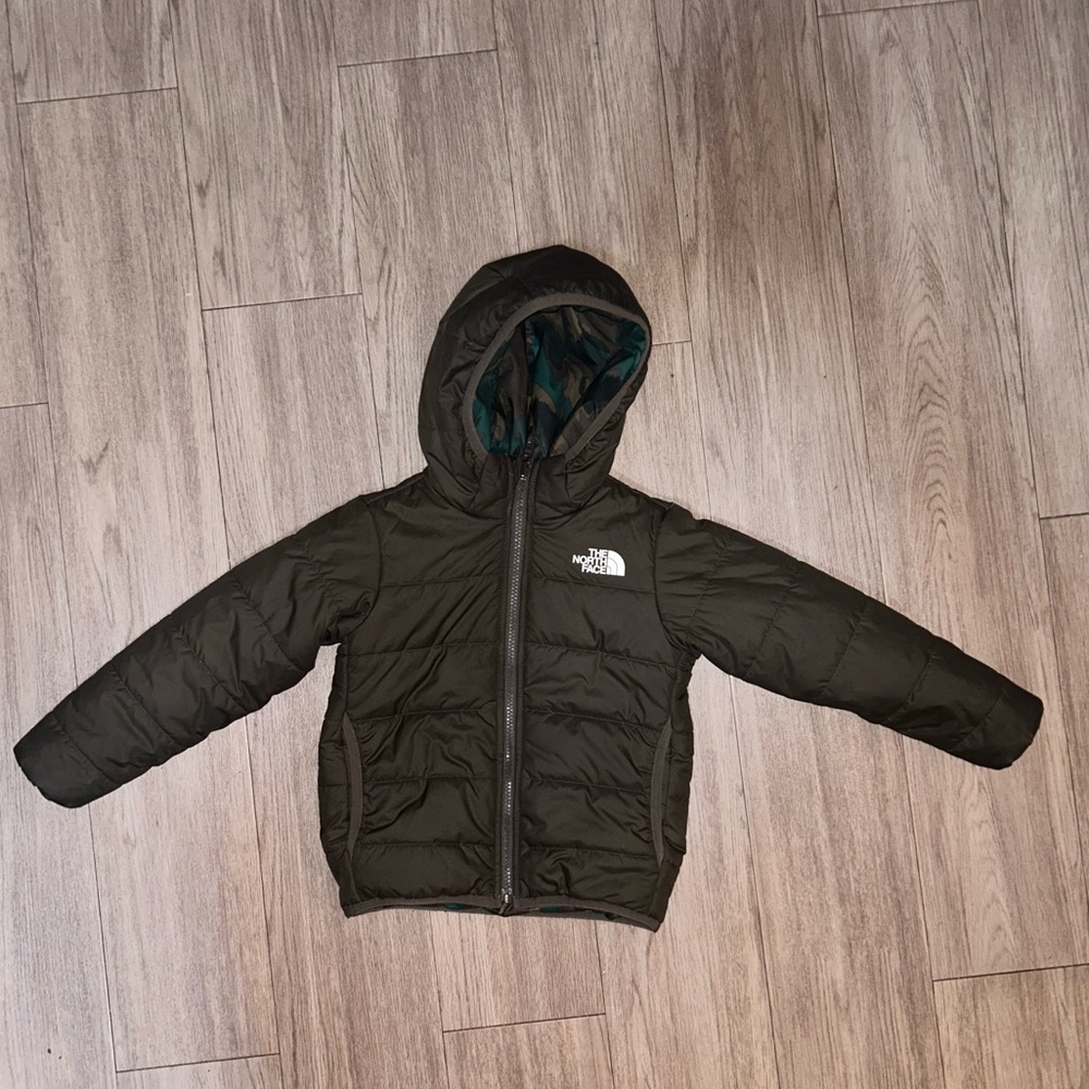 Reversible 4t north face winter jacket for kids one side green other camo